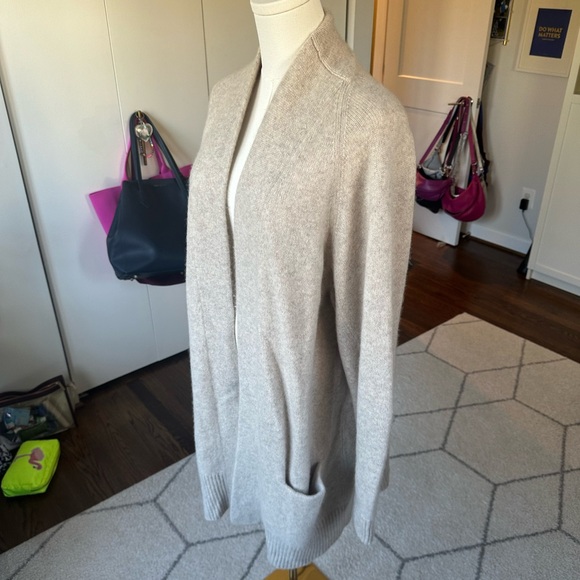 Like-New EUC VINCE Raglan Sleeve 100% Cashmere Cardigan in dove - Picture 4 of 13